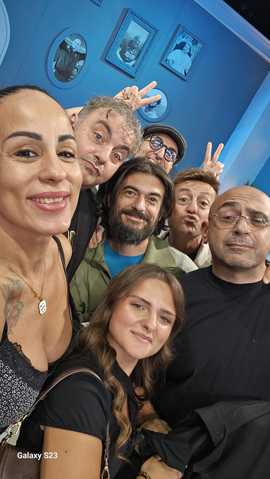 Foto verticale di gruppo della trasmissione Passione Azzurra