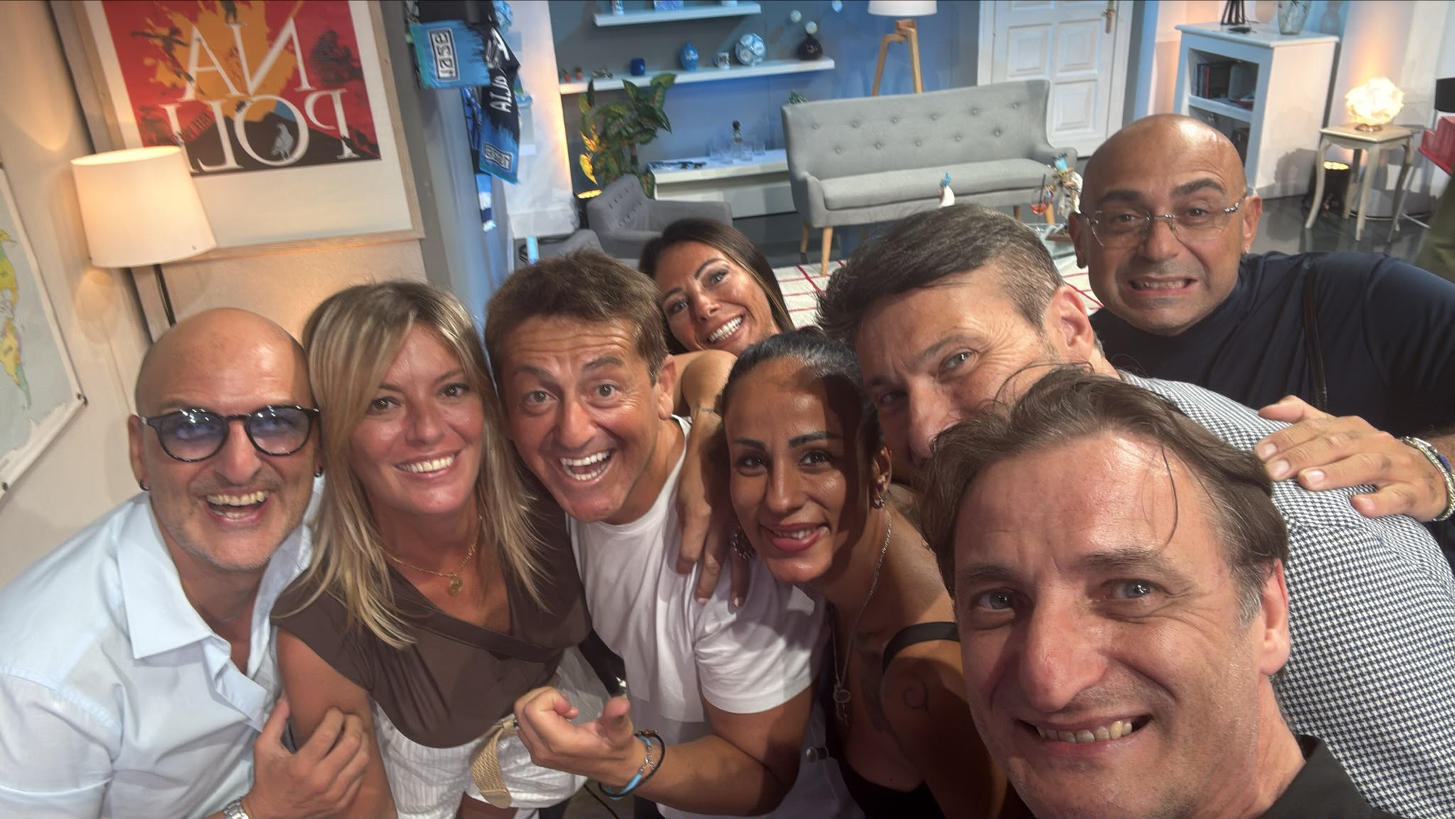 Foto di gruppo nello studio di Passione Azzurra
